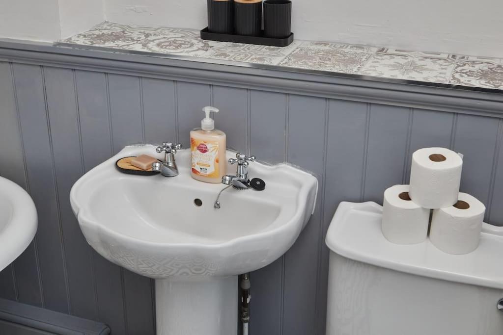 Cosy 3-Bedroom House In Seaham - Street Parking Екстер'єр фото